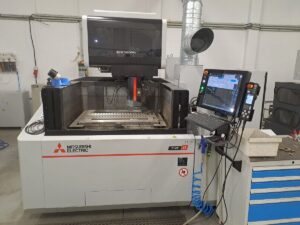 Stroj Mitsubishi MV2400R k elektroerozivnímu obrábění